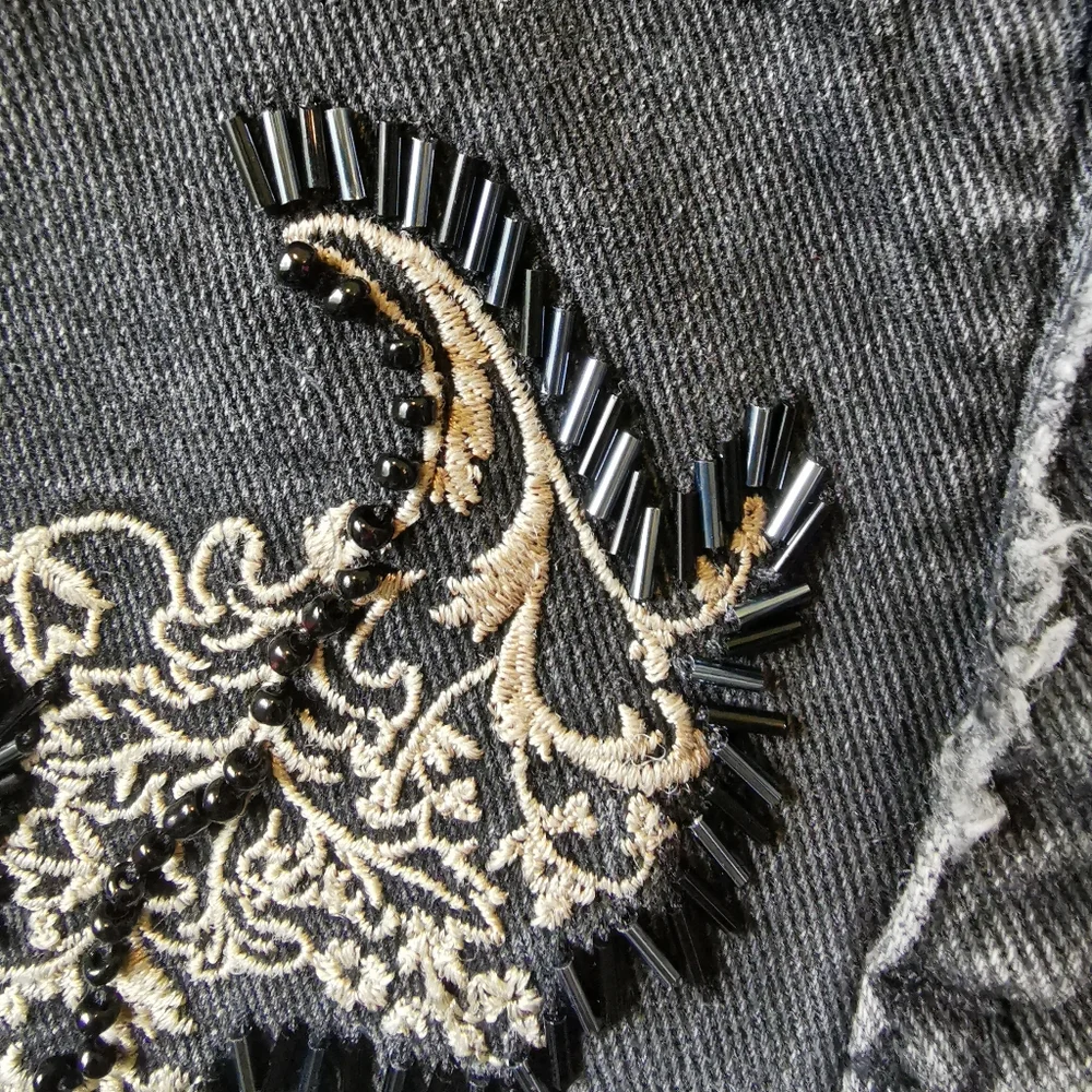 One Teaspoon Black Washed Denim Frayed Hem Embroidered Beaded Jean Shorts Boho - Picture 7 of 10